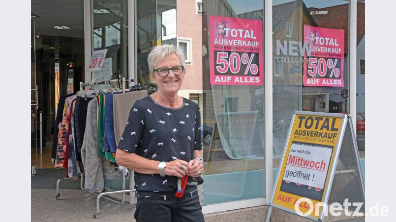 Am Mittwoch war letzter Verkaustag bei Mode &amp; Leder. Nach 20 Jahren schließt Marianne Pausch ihr Geschäft für Frauen-Bekleidung. Bild: Gabi Schönberger
