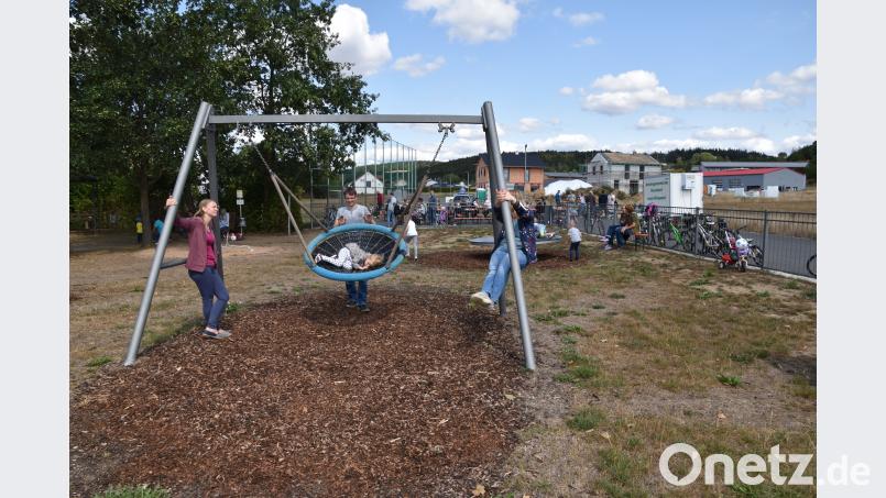 In die Vogelnestschaukel kuscheln und sich dann schaukeln lassen, das machte Spaß Bild: fz