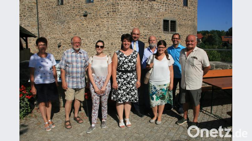 Persönlich begrüßte Bürgermeister Herbert Bauer (2. von links) die Gäste im Burghof. Im Bild (links) Cornelia Schwamberger als Gast von der Bärnauer CSU, (weiter von links) Sandra Schneider, Anna Tomann, MdL Jürgen Mistol und Markus Möllmann. Aus Falkenberg waren als Gesprächspartner Tina Konrad-Workman, Paul Workman und Alois Konrad dabei. Bild: wro