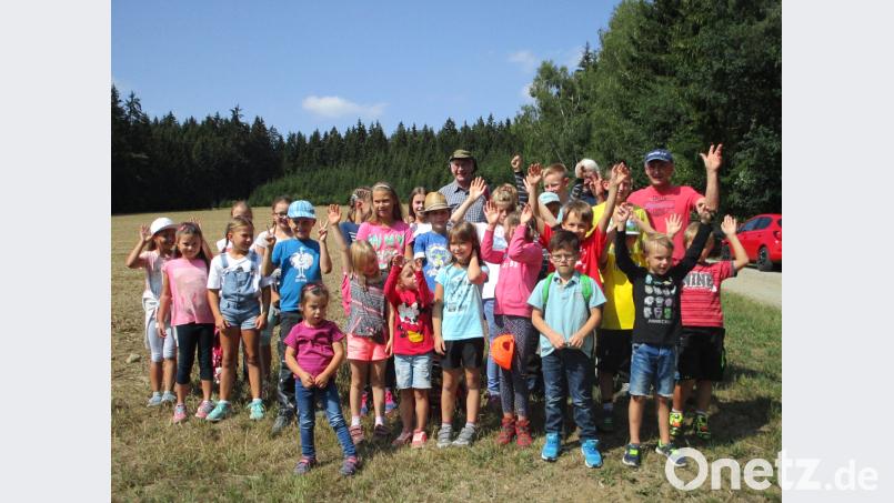 Hermann Tretter (hinten, rechts) vom OWV Vohenstrauß sagt den Teilnehmern auf Wiedersehen und hofft im nächsten Jahr auf eine Rückkehr zum gewohnten Programm. Bild: fjo