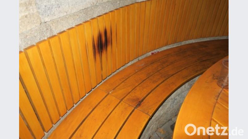 Für die Allgemeinheit bestimmten Sitzmöbel nehmen durch Zündelei Schaden. 	Bild: Polize Bild: exb