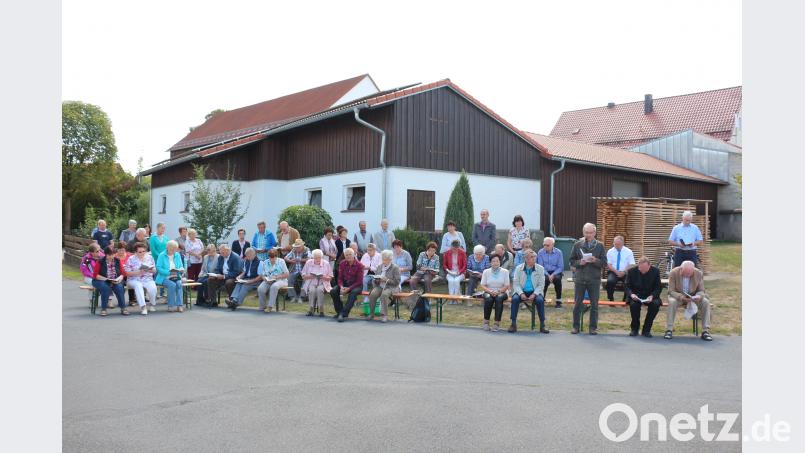 Zahlreiche Gläubige kommen zum Kreuz in die Dorfmitte von Weha zur Andacht. Bild: rpp