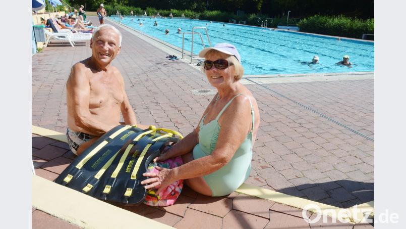 Robert (76) und Christa (77) Menzel kommen täglich für einen Besuch ins Freibad Windischeschenbach und halten sich mit Aquajogging fit. Bild: gsb