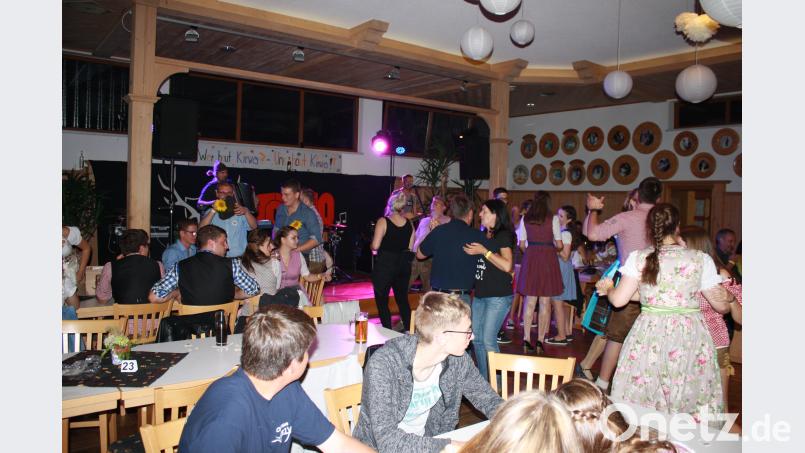 Beim Kirwa-Tanz sorgt der Horrido- Express für Stimmung im Schützenhaus- Saal. Bild: edo