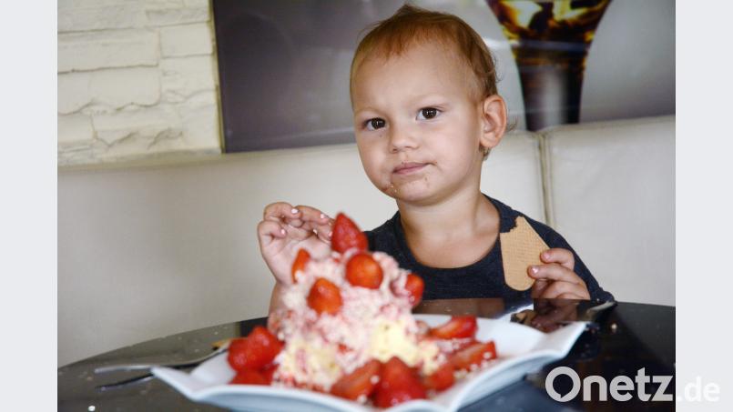 Das schmeckt! Die kleine Lucia genießt im Eiscafé „Gino“ einen großen Teller Spaghettieis. Der Eisbecher ist die Lieblingsvariante der Neustädter. Bild: Gabi Schönberger