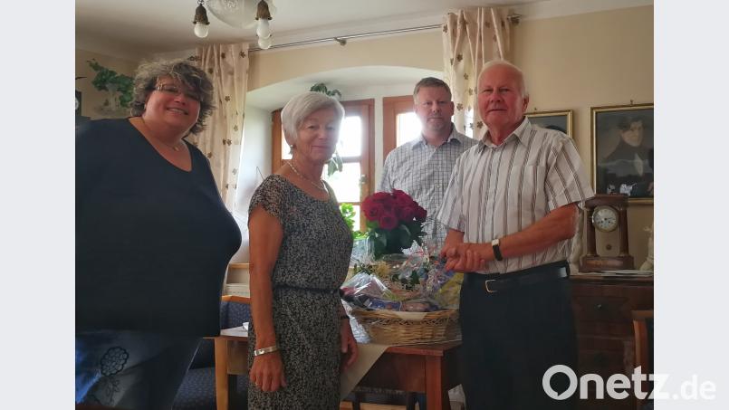 Dritte Bürgermeisterin Susanne Bittner gratuliert dem Jubelpaar Irmgard und Gisbert Schulwitz (von links) zur Goldenen Hochzeit. Der Sohn des Jubelpaares, Markus Schulwitz (hinten), war auch dabei. Bild: exb