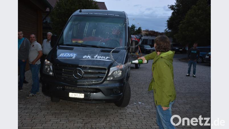 Christina Kunz taufte den Tourbus mit einer Flasche Sekt. Bis zum 10. September macht er in allen 16 Bundesländern Station. Bild: jr