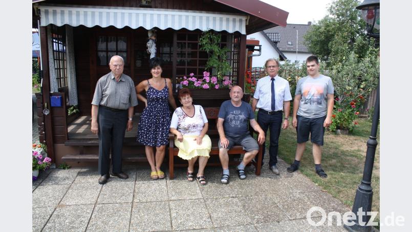 Ihre "diamantene Hochzeit" feierten Olga und Herbert Loh in Pressath. Im Namen der Stadt gratulierten Bürgermeister Werner Walberer (Zweiter von rechts neben Enkel Sandro Weber) und Seniorenbeauftragter Albert Butscher (links neben Tochter Margit Weber). Bild: bjp Bild: bjp