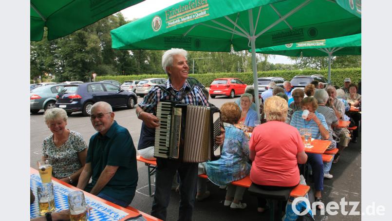 Klaus Putzer fühlt sich am wohlsten, wenn er unter die Leute geht. Mit bekannten Liedern sorgte er beim Grillen mit den Senioren stets für gute Laune. Bild: wro