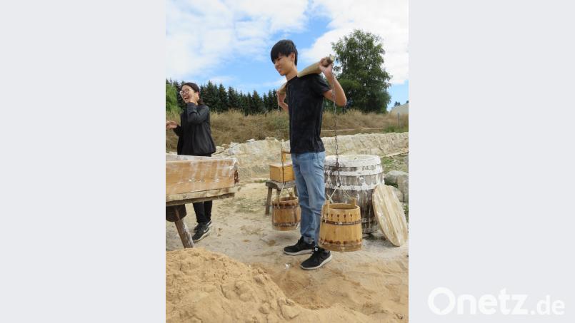 Er hat es live getestet: Wenn der Japaner Kenshiro Kogai (20) wieder nach Hause kommt, kann er davon erzählen, wie in Deutschland vor 500 Jahren mühselig Wasser geschleppt werden musste. Bild: ubb