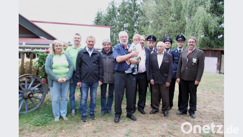 Bei bester Gesundheit konnte Hans Wilke (Mitte mit Enkeltochter) aus Trausnitz seinen 80. Geburtstag feiern. Abordnungen vieler Vereine gratulierten ihrem treuen Mitglied. Bild: bnr