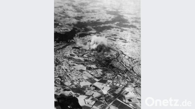 Ein Luftangriff auf Regensburg, fotografiert aus einem Flugzeug der Alliierten. Bild: NARA