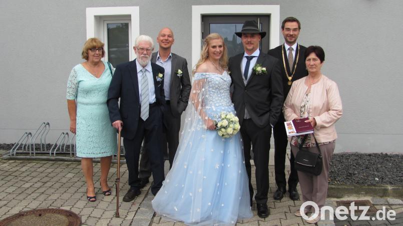 Vor Bürgermeister Stephan Oetzinger (Zweiter von rechts) geben sich Natascha Hegewald und Tobias Bernevics das Ja-Wort. Dann ging es zur Feier in die Mehrzweckhalle. Bild: sei