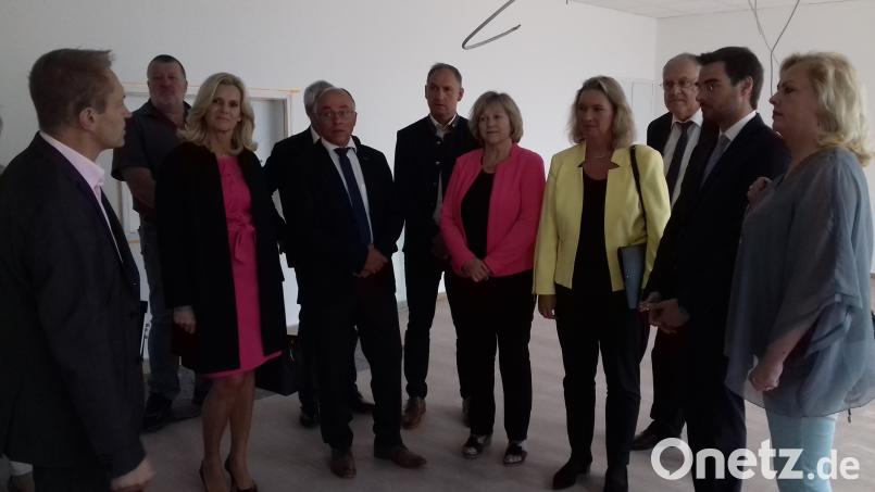Architekt Sebastian Grundler (links) und Bürgermeister Stephan Oetzingen, auch Landtagskandidat der CSU, führen Ministerin Kerstin Schreyer (Vierte von rechts) durch das künftige Gemeindezentrum von Mantel. Bild: wolfgang.fuchs@oberpfalzmedien.de