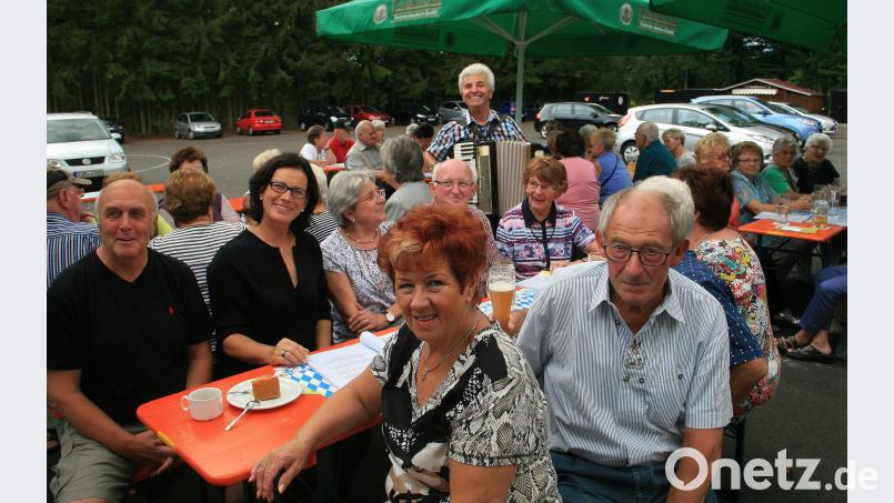 Friederike Sonnemann (2. von links) fühlt sich mit den Seniorenbeauftragten Gerhard Weber (links) und Carmen Altermann (vorne links) unter den Waldershofer Rentner wohl. Für die Musik sorgt Klaus Putzer mit dem Akkordeon. Bild: wro