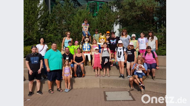 Mit SPD-Stadtrat Helmut Zeitler (Dritter von rechts) reisten Kinder und Familien in den Playmobil-Fun-Park nach Zirndorf. Bild: exb