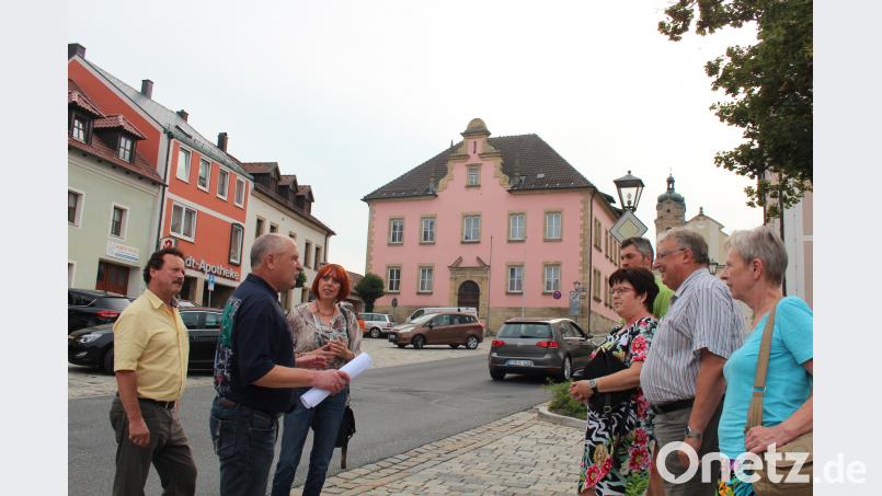 Eschenbachs Bürgermeister Peter Lehr (Zweiter von links) informiert SPD-Landtagskandidatin Jutta Deiml (Dritte von links) und SPD-Bezirkstagskandidatin Brigitte Scharf (Dritte von rechts) unter anderem über die geplanten Sanierungsarbeiten im ehemaligen Vermessungsamt. Bild: stg