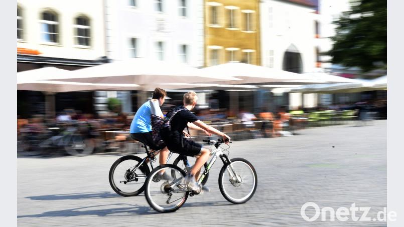 Schnelles Fahrrad fahren in der Altstadt ist gefährlich und nicht erlaubt, doch geahndet wird es kaum. Bild: Petra Hartl