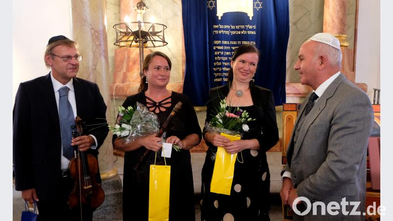 Klassische Musik erklingt in der Flosser Synagoge beim Benefizkonzert mit den Künstlern Miroslav Vilime, Julie Brana und Edita Keglerova (von links). Leonid Shaulov (rechts) dankte den Musikern im Namen der Jüdischen Gemeinde Weiden . Bild: le