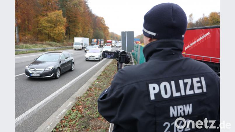 Die Polizei (hier ein Archivbild aus Nordrhein-Westfalen) hat bei Unfällen jetzt auch Gaffer im Blick: Hier filmt ein Beamter Verkehrsteilnehmer, die an einer Unfallstelle vorbeikommen, um Autofahrer, die dabei Handy-Aufnahmen machen, zur Rechenschaft zu ziehen. Bild: Christoph Reichwein/dpa