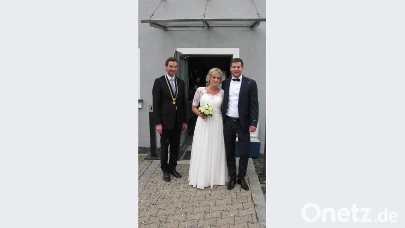 Vor Bürgermeister Stephan Oetzinger (links) geben sich Sebastian und Isabella Freller am Freitag das Ja-Wort. Bild: sei