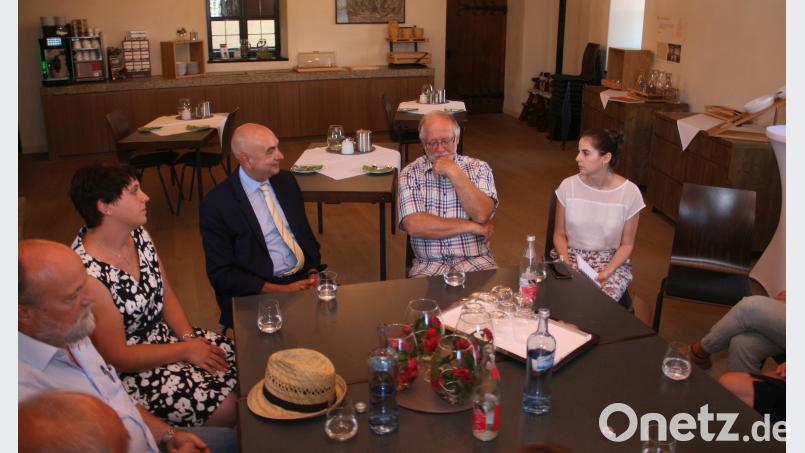 Bei einem Treffen am „runden Tisch“ fragte Jürgen Mistol (3. von rechts), wo den Falkenbergern aktuell der Schuh drückt. Bürgermeister Herbert Bauer (Bildmitte) stand Rede und Antwort. Mit auf dem Bild: Markus Möllmann und Anna Tomann (von links) sowie Sandra Schneider (rechts). Bild: wro