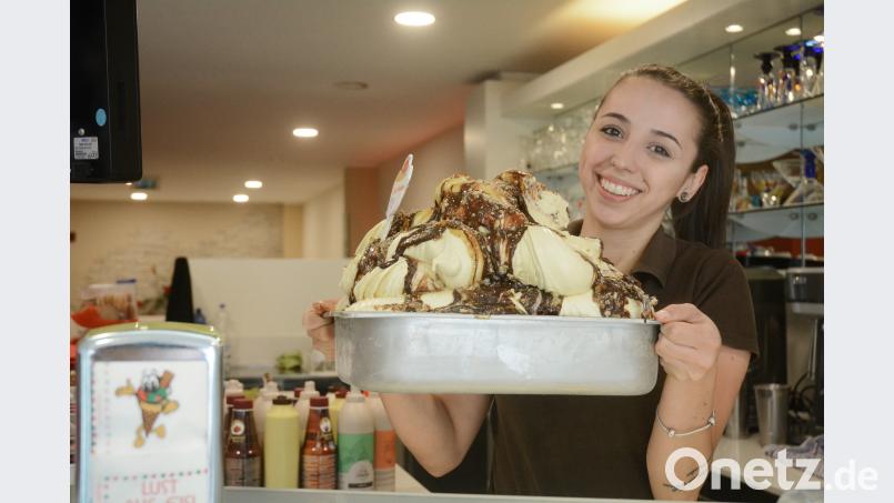 Ein Paradies für Eisliebhaber – Emanuela De Souza Da Rosa, Mitarbeiterin des Eiscafés „Il Gelato“, legt das frisch zubereitete Eis in die Kühltruhe. Bild: Gabi Schönberger