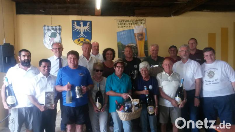 Für die Grafenwöhrer Wanderfreunde nahm Wanderwart Alfons Dobmann (Dritter von links) den Preis für den 4. Platz entgegen. Bild: myd