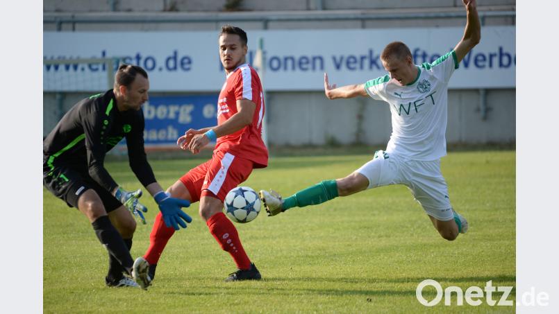 Fabio Pirner (rechts) im Sprung gegen Keeper Marcus Kredler unter den Augen von Burc Takmak. Bild: brü