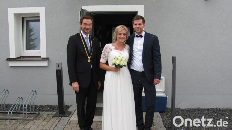 Bürgermeister Stephan Oetzinger (links) traut Isabella und Sebastian Freller. Bild: sei