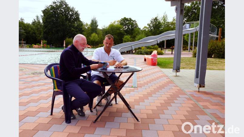 In den vergangenen Tagen wurde es ruhig im Naturerlebnisbad. Geschäftsführer Robert Kratzenberg (links) und Bademeister Kai Wolf (rechts) nutzen die Zeit dafür, die eingegangenen Umfragekarten auszuwerten. Am 10. September um 11 Uhr werden im Bad die drei Gewinner der Jahreskarten 2019 gezogen. Bild: bkr