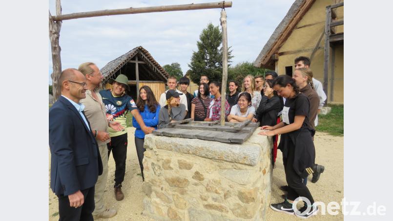 Diesmal muss die Arbeit noch ein wenig warten, denn der stellvertretende Landrat Dr. Alfred Scheidler (li. neben Archäologe StefanWolters) ist zu Besuch. Er heißt die jungen Leute aus aller Welt herzlich willkommen im Landkreis Tirschenreuth. Bild: ubb