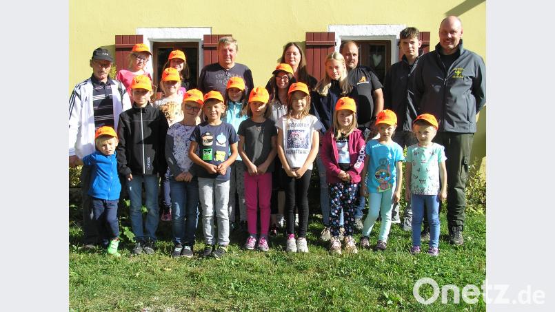 Nach einer lehrreichen Exkursion durch den Wald, vielen Informationen über Bienen und einem informativen Film über das grüne Wunder Wald stellten sich die Teilnehmer des Ferienprogramms mit Gerhard Schraml vom Imkerverein (rechts) und Jugendbeauftragter Alexandra Mark-Sischka (hinten Mitte) vor der Glasschleif zu einem Erinnerungsfoto. Bild: öt