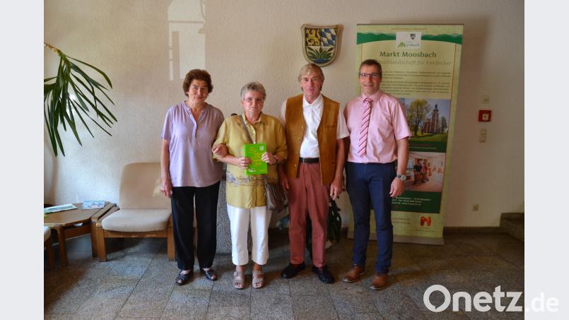 Bürgermeister Hermann Ach (rechts) ehrt die treuen Urlaubsgäste Ursula und Reinhold Räsch für den 30. Aufenthalt. Darüber freut sich auch Vermieterin Gertraud Kick. Bild: gi