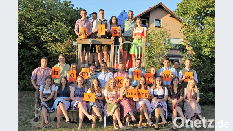 Sie sind mit de Hauptpersonen bei der Trischinger Kirwa: Die vierzehn Kirwapaare, die mit dem Austanzen des Kirwabaumes am Sonntag ihren großen Auftritt haben. Bild: ral