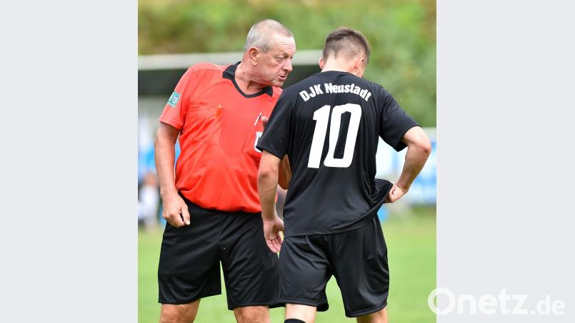 Der Weidener Schiri-Boss Willi Hirsch (links) ist ein Freund klarer Ansprachen an die Spieler. In den A- und B-Klassen der Region fehlt immer öfter ein Unparteiischer. Hirsch sieht die Vereine in der Pflicht. Bild: A. Schwarzmeier