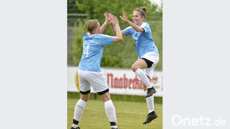 Ramona Federhofer (rechts) wird im Auftaktspiel noch fehlen, aber dennoch wollen Theuerns Fußballerinnen zur Kirwa gleich mal punkten. Bild: Ziegler