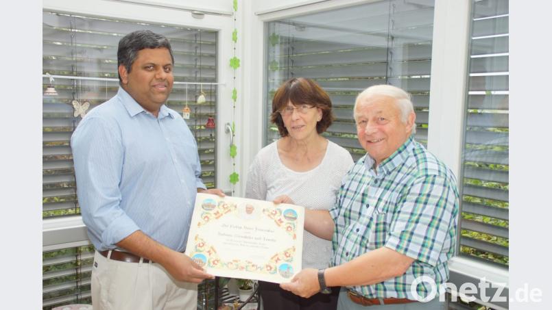 Mit einer Urkunde, darauf dokumentiert der Apostolische Segen des Heiligen Vaters Franziskus, dankte Pater Joseph Betty und Andreas Wirnshofer für deren Unterstützung während seiner Aufenthalte in Schönsee. Bild: mmj