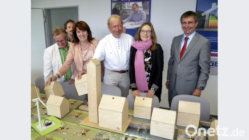 Das Thema Energieverbrauch wird Schulklassen im Energiespardorf vermittelt. Diesesmal informierte sich dort eine Besuchergruppe von Bündnis 90/Die Grünen. Das waren (von links) Kreisvorsitzender und Fraktionssprecher Hans-Jürgen Bumes, Florian Klein vom Kreisverband Schwandorf, Stadträtin Elke Winkel, Landtagskandidat und Stadtrat Dr. Klaus Ebenburger sowie MdB Lisa Badum. Rechts der Geschäftsführer der Stadtwerke, Stephan Prechtl. Bild: Uschald