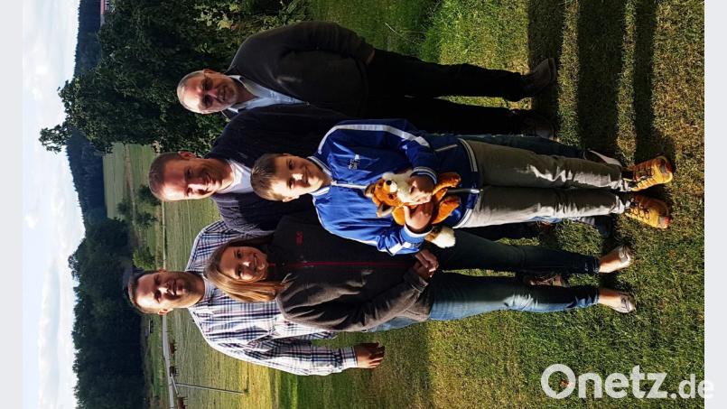 Max Zwack (rechts) und Stefan Eiser (links) sowie Michael Eckl und Josef Herdegen (nicht im Bild) gratulierten der Familie Fuchs zum Sieg bei der ADAC-„Fuchsjagd“ 2018. Bild: weu