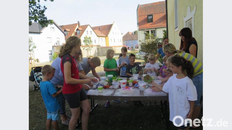 Viel Einfallreichtum und Kreativität beweisen die Buben und Mädchen beim Filzen. Bild: jzk
