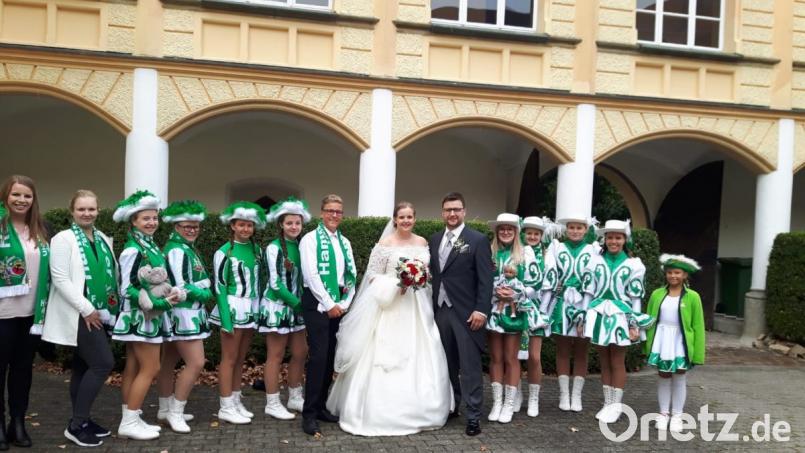 In grün-weißen Gardekostümen gratulieren die Vertreter des Hammerleser Faschingsvereins ihrer Trainerin Vanessa Hoch nach der Trauung mit dem ehemaligen Windischeschenbacher Faschingsprinz Joachim Keller. Bild: exb