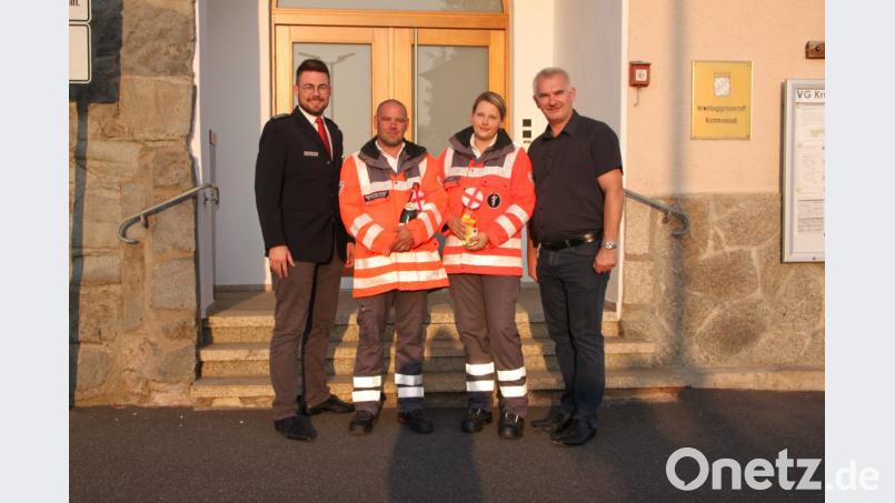 Bereitschaftsleiter Sven Lehner, Bernhard und Pia Hanny sowie Bürgermeister Uli Roth (von links). Gut dass die beiden in Uniform beim Fototermin waren: Im Anschluss meldete sich der Pipser für den nächsten Einsatz. Bild: den