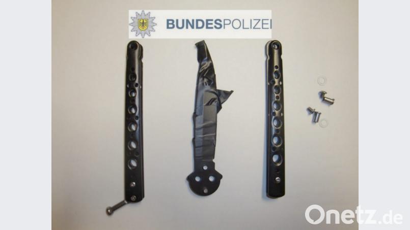 In Einzelteile zerlegt wollte ein 19-Jähriger ein Butterflymesser einschmuggeln. Bild: Bundespolizeiinspektion Waidhaus