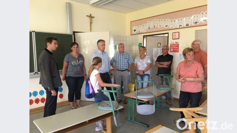 Stephan Oetzinger (links) und Bürgermeister Thomas Meiler (Vierter von links) bei der Besichtigung der Grundschule Flossenbürg, die gerade saniert wird. Bild: cro