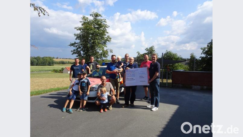 Noch postieren sie sich um das alte Auto. Dank der 1000-Euro-Spende an Rüdiger Ubrig und Patrick Ascherl bringt die „T&#039;Hitn Neuhaus“ die Helfer vor Ort auf ihrem Weg zum neuen Einsatzfahrzeug einen Schritt weiter. Bild: exb