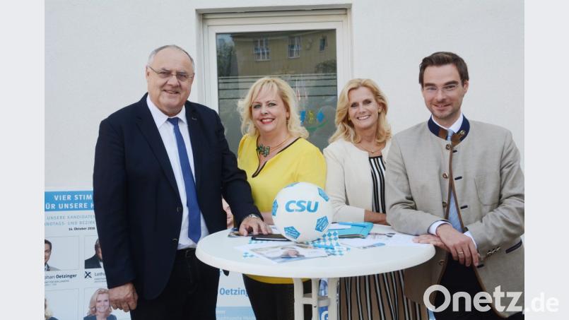 Lothar Höher, Dagmar Nachtigall, Andrea Lang und Stephan Oetzinger (von links) präsentieren sich im Bezirks- und Landtagswahlkampf als Team und spielen sich gegenseitig den Ball zu. Bild: Gabi Schönberger