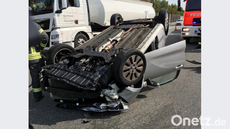 Der Wagen bleibt nach dem Überschlag auf dem Dach liegen. Bild: Gustl Beer