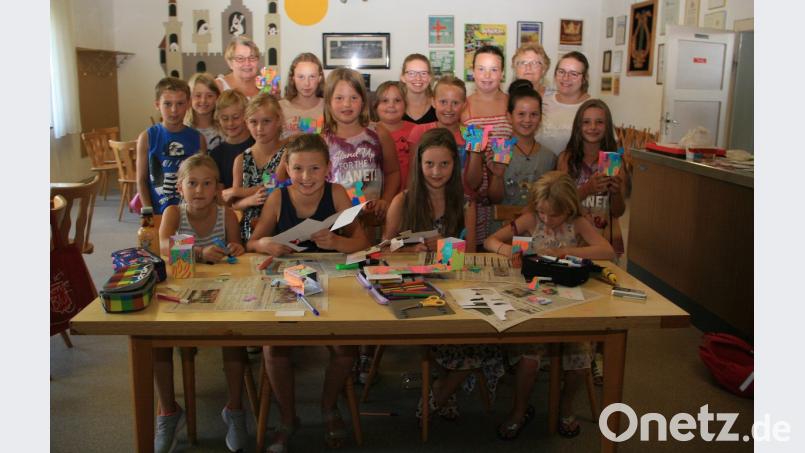 Im alten Schulgebäude, das sich seit mehreren Jahren „Haus der Musik“ nennt, wurde einen ganzen Nachmittag fleißig gebastelt. Das Ferienprogramm der Wiesauer Chöre wurde von Christa Holm (3. von rechts) geleitet. Bild: wro