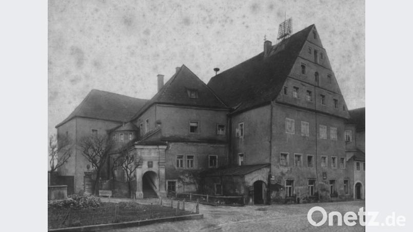 Das Alte Schloss in Neustadt zeichnet sich schon 1913 (Bild) durch den markanten Bogen am Eingang und den spitz zulaufenden Dachstuhl aus. Bild: exb